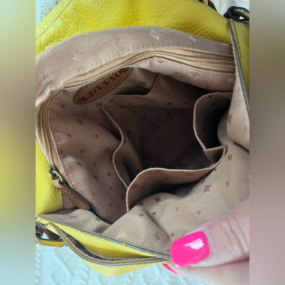 Fossil Large Yellow Leather Shoulder Bag spacious with Several Compartments - Picture 10 of 17